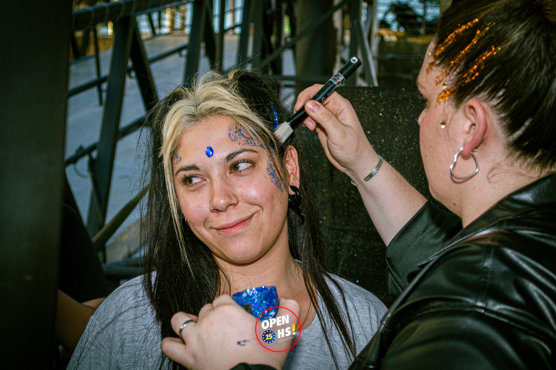 Aplicación de glitter en la cara