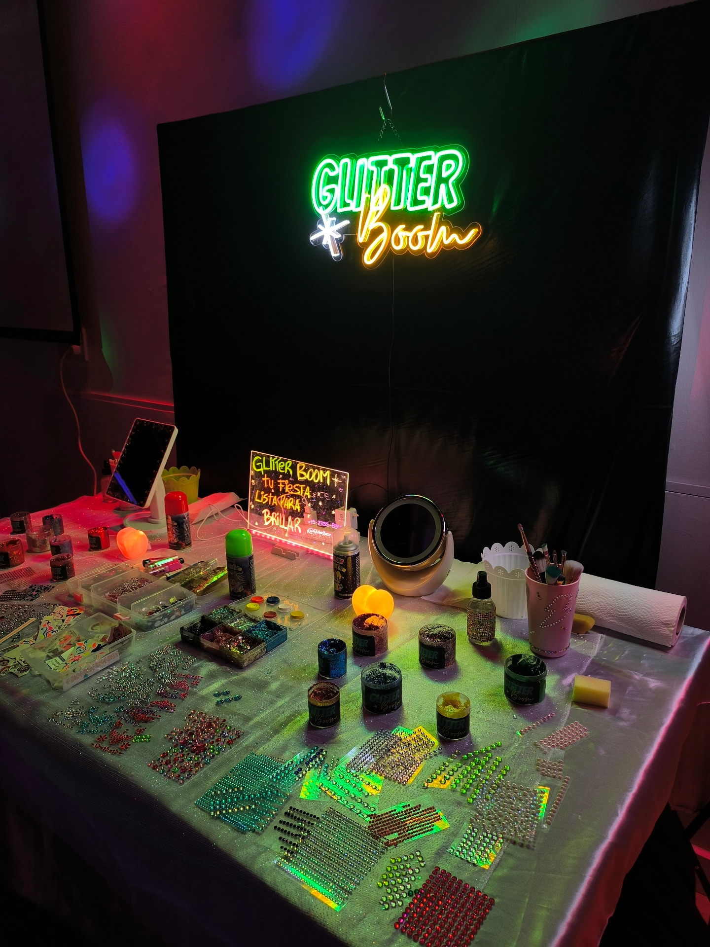Stand de glitter con cartel neón